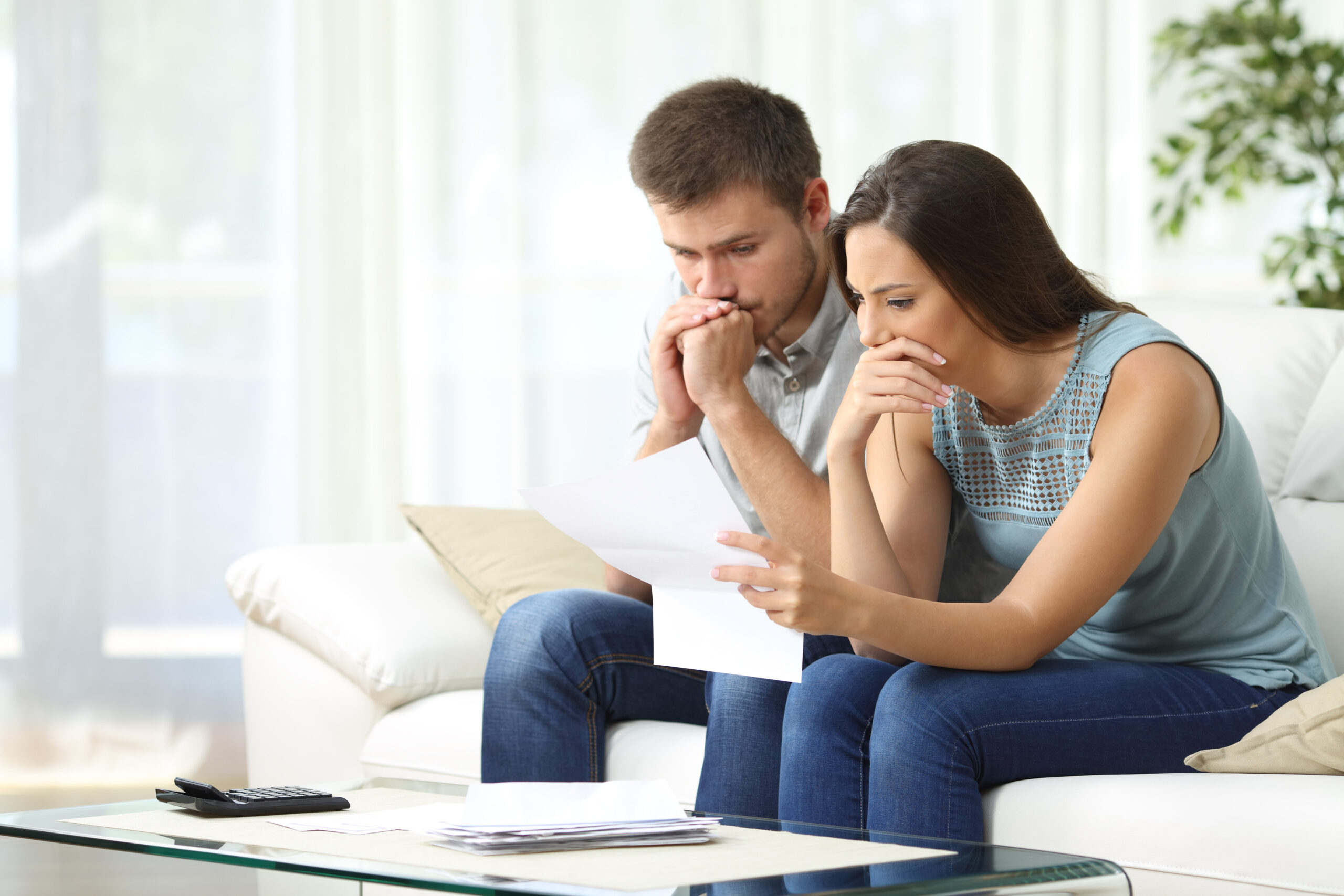 Worried Couple Reading A Letter - Advance Soluções Empresariais e Contabilidade